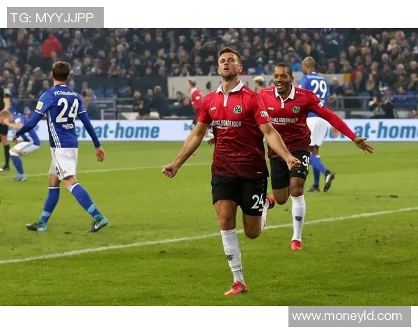 沙尔克04惨遭三连败,客场不敌多特蒙德,球迷陷入低谷