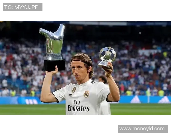 皇家马德里再添巨星!C罗回归协助莫德里奇建功,皇马逆转击败巴塞罗那