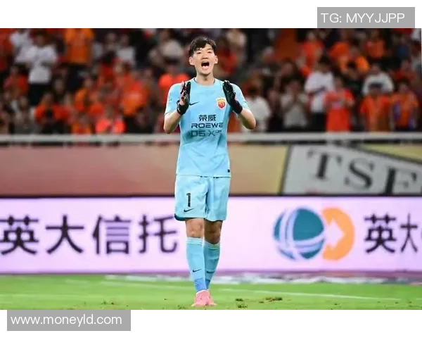 颜骏凌勇敢飞扑拯救球队瞬间展现门将风采与决心